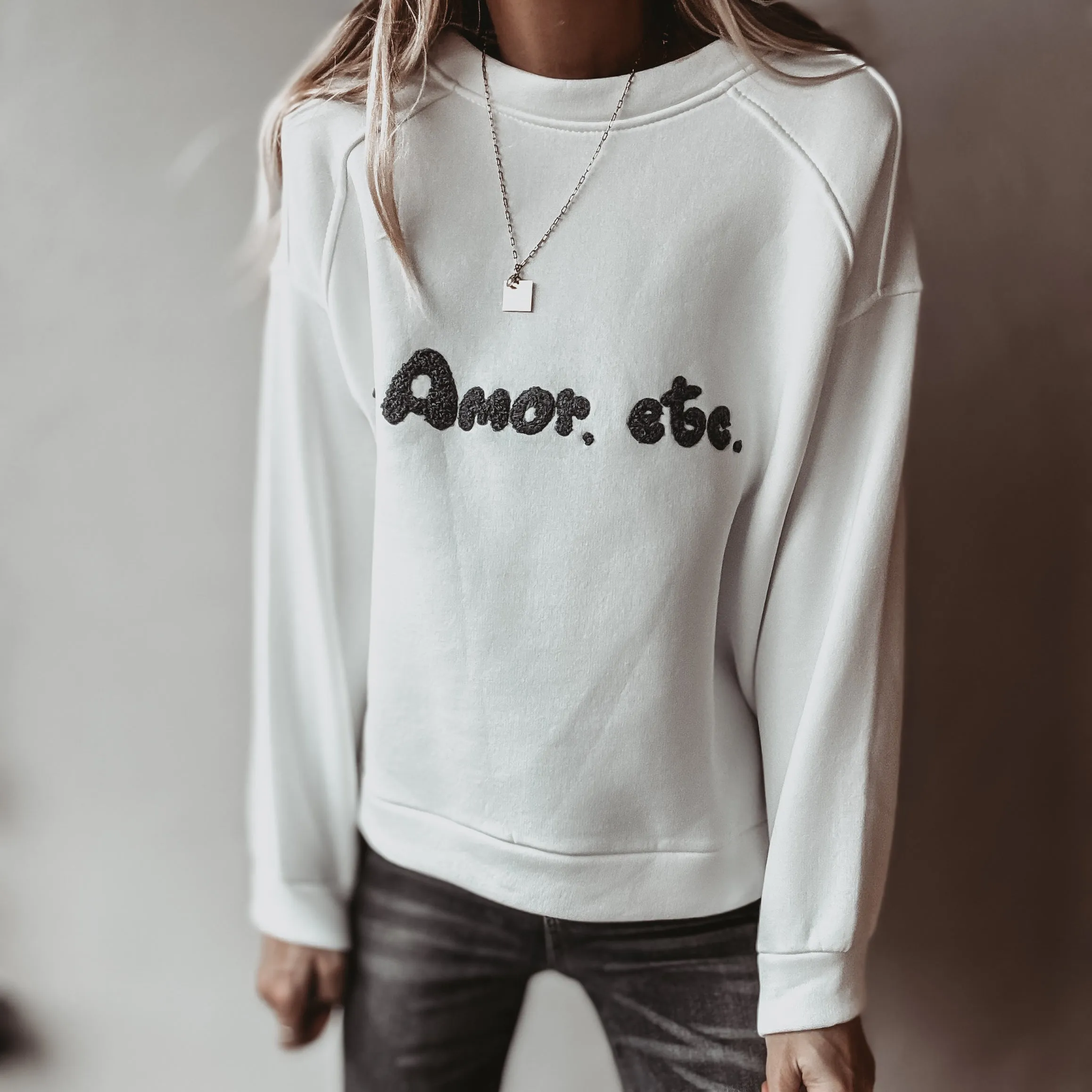 AMOR ETC white sweatshirt *NEW*