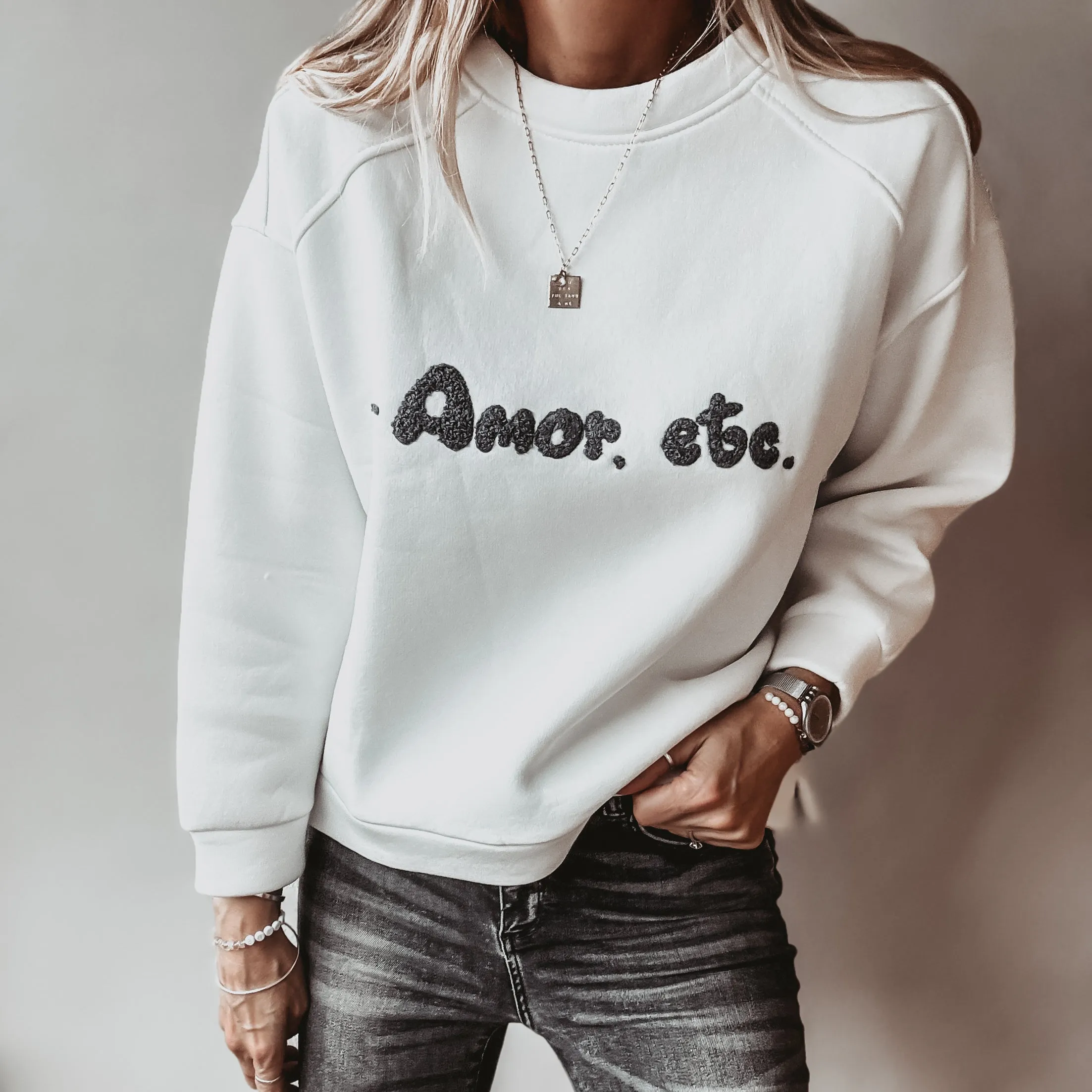 AMOR ETC white sweatshirt *NEW*